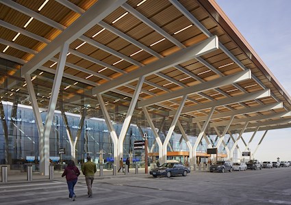 The signature design motif of the 1.1 million sq ft new terminal project is a roof that cantilevers 35 ft out from the arrivals hall. (Image courtesy of Lucas Blair Simpson/© SOM) 