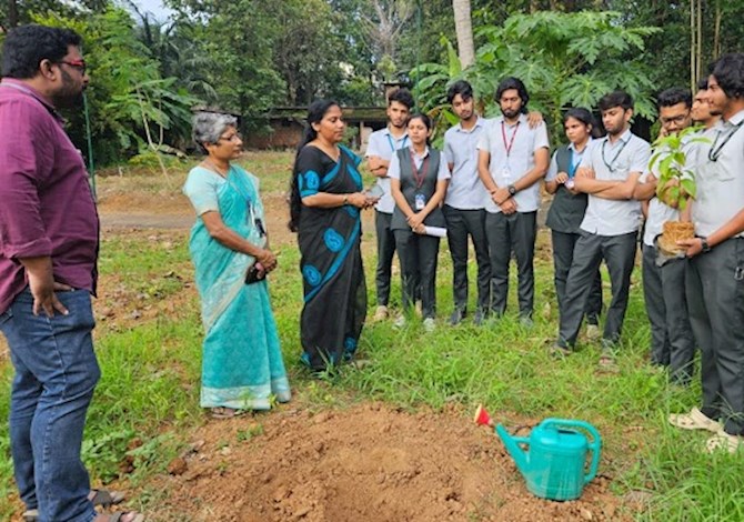 Twelve people are pictured looking at the speaker outside.