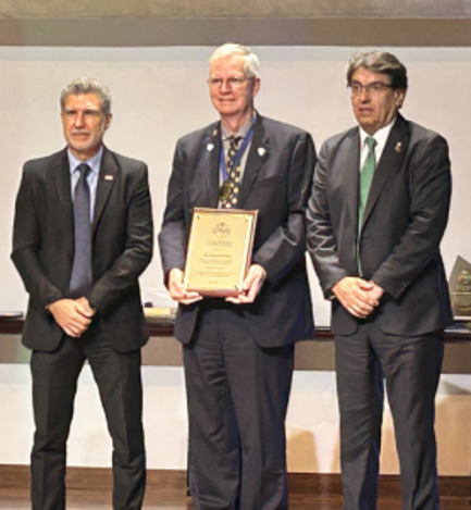 Presentation of the award to the Director of the UPADI Sustainability Committee, Engineer Michael Sanio, a member and representative of ASCE