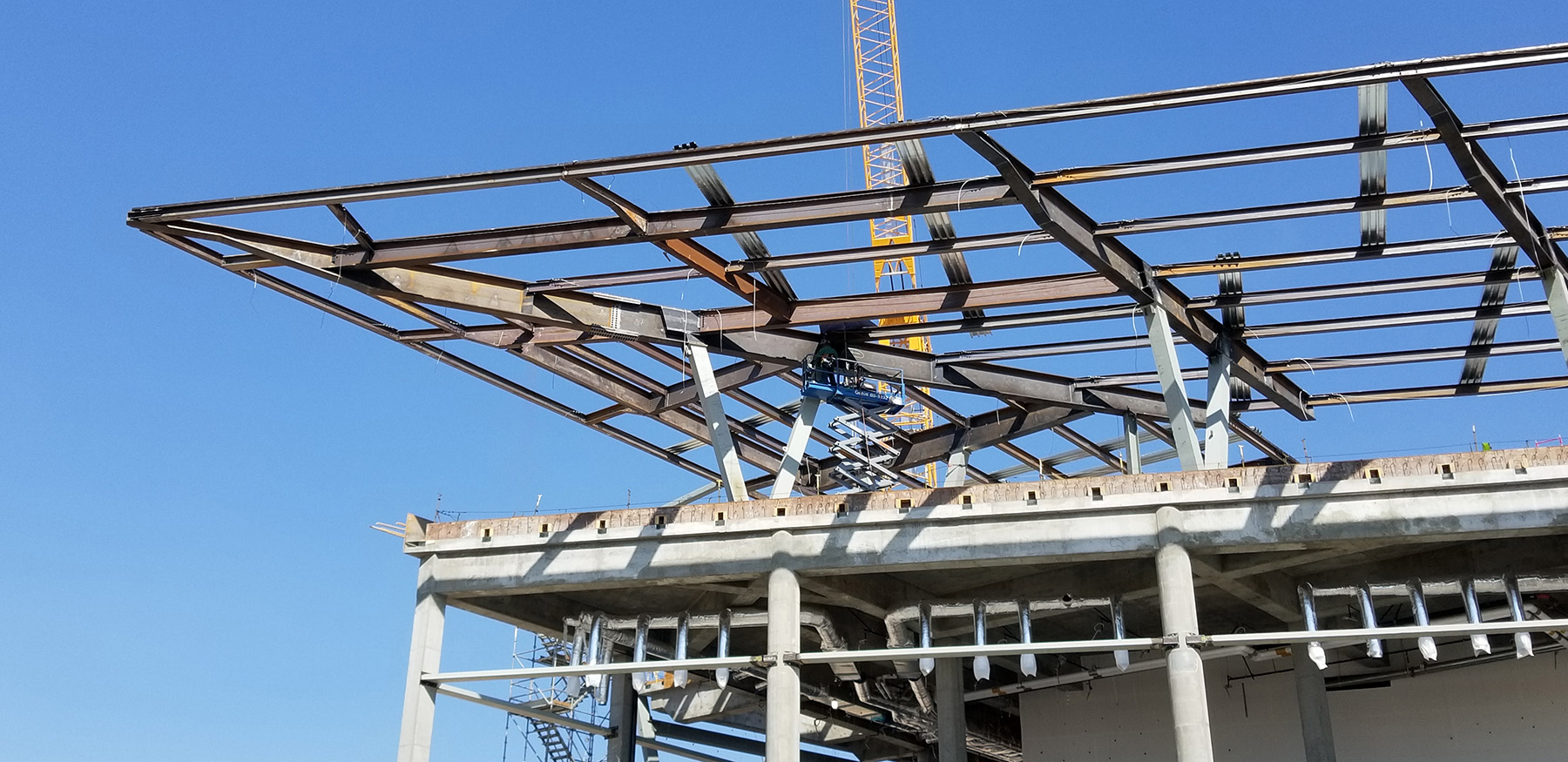 Construction photo showing the installation of the roof structure 