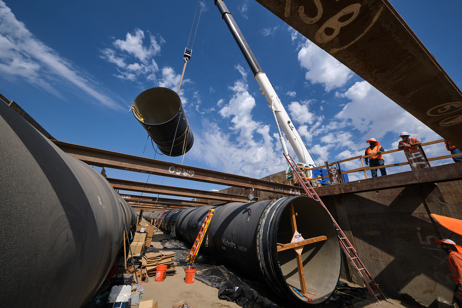 Earthquake-resistant ductile iron pipe sections vary in length from roughly 6.5 ft to nearly 13.3 ft. (Image courtesy of the Metropolitan Water District of Southern California)