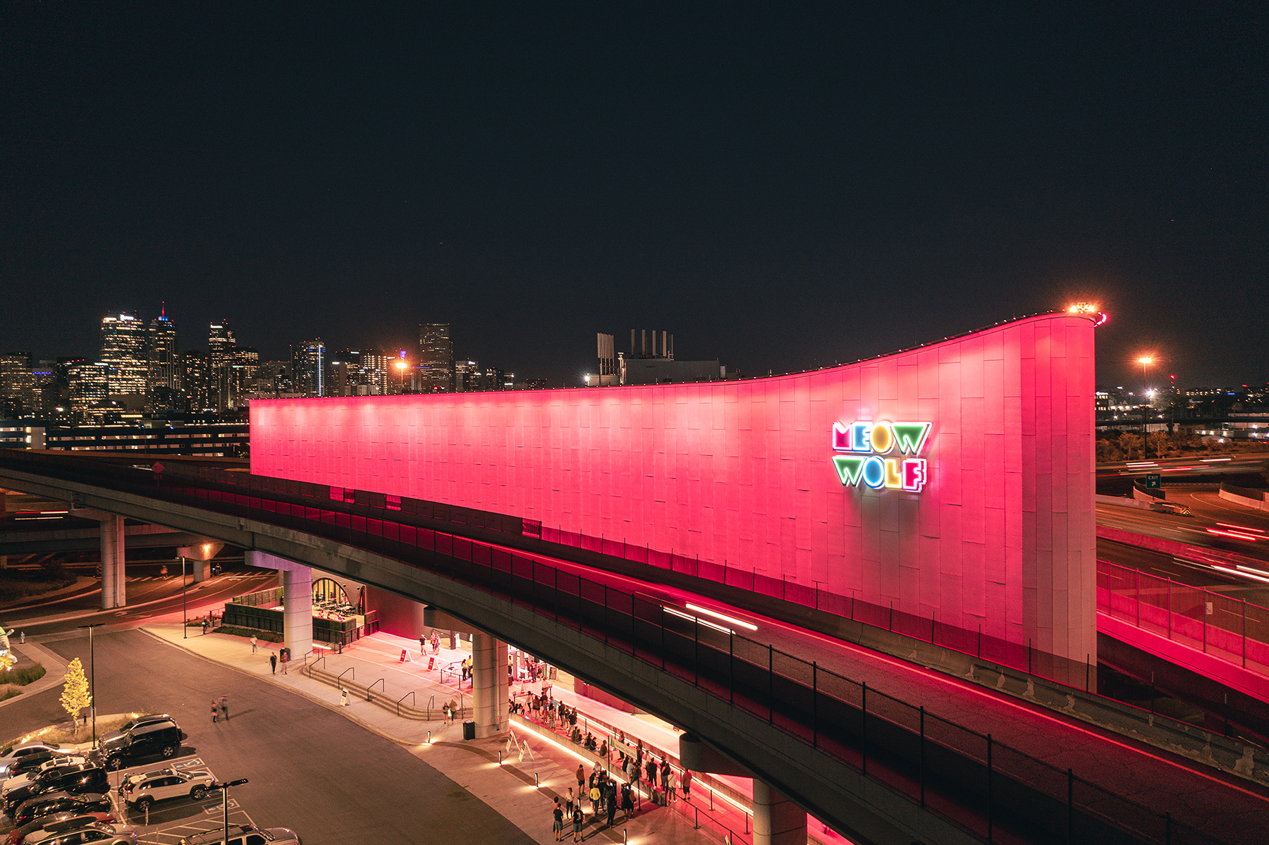 The five-story, 90,000 sq ft, immersive art experience known as the Meow Wolf Denver Convergence Station occupies a small, triangular site hemmed in by three major thoroughfares. (Image courtesy of Parrish Ruiz de Velasco) 