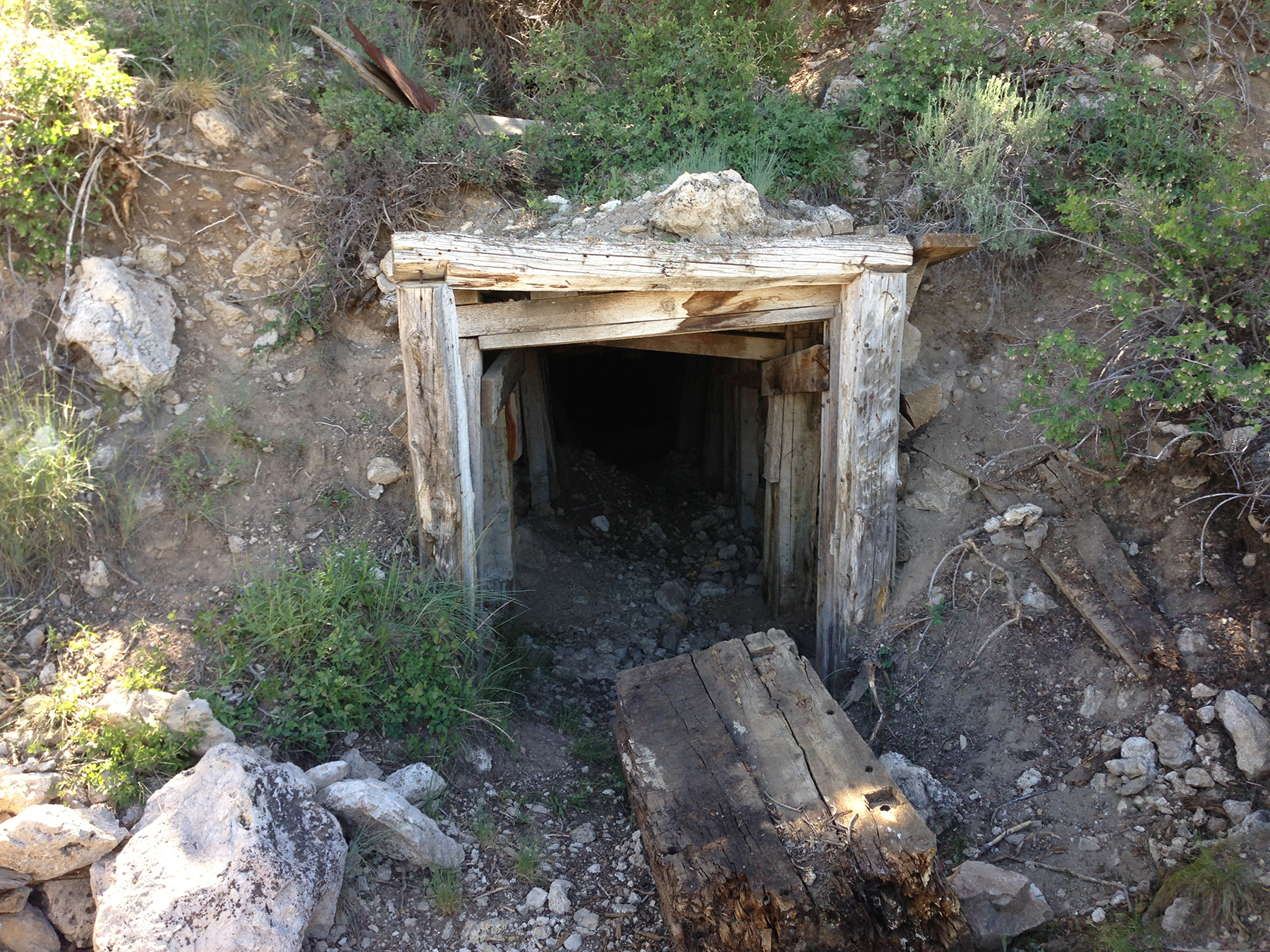 Abandoned mines like the Monarch Mine in Nevada could get new lives as energy storage and production sites. Researchers investigated how sand could be a long-term energy storage system, creating seasonal energy by moving sand with gravity. (Image courtesy of Famartin/Wikimedia Commons)
