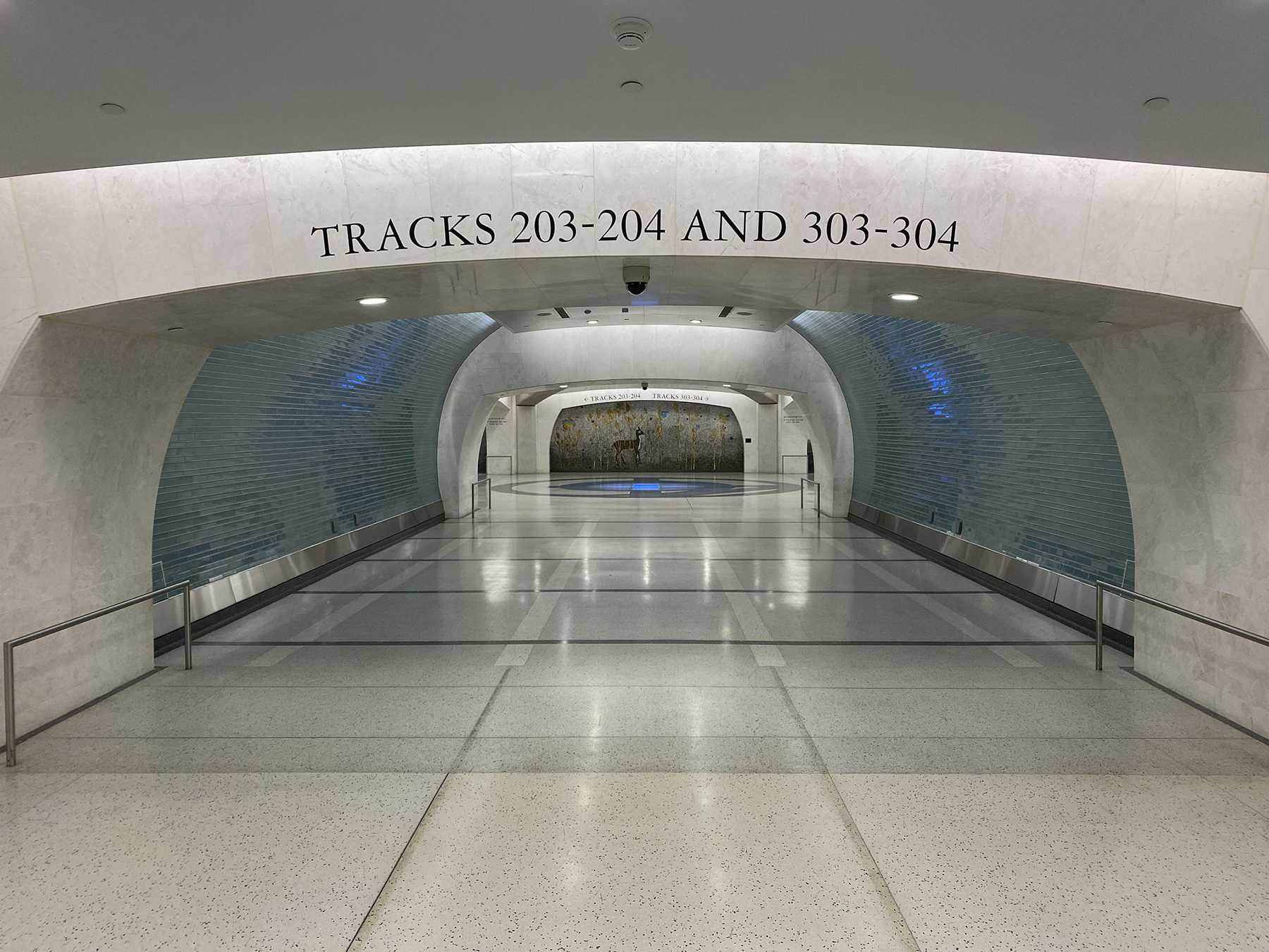 A passageway on the mezzanine level of the Grand Central Madison station. (Image courtesy of Joe Marie/STV)