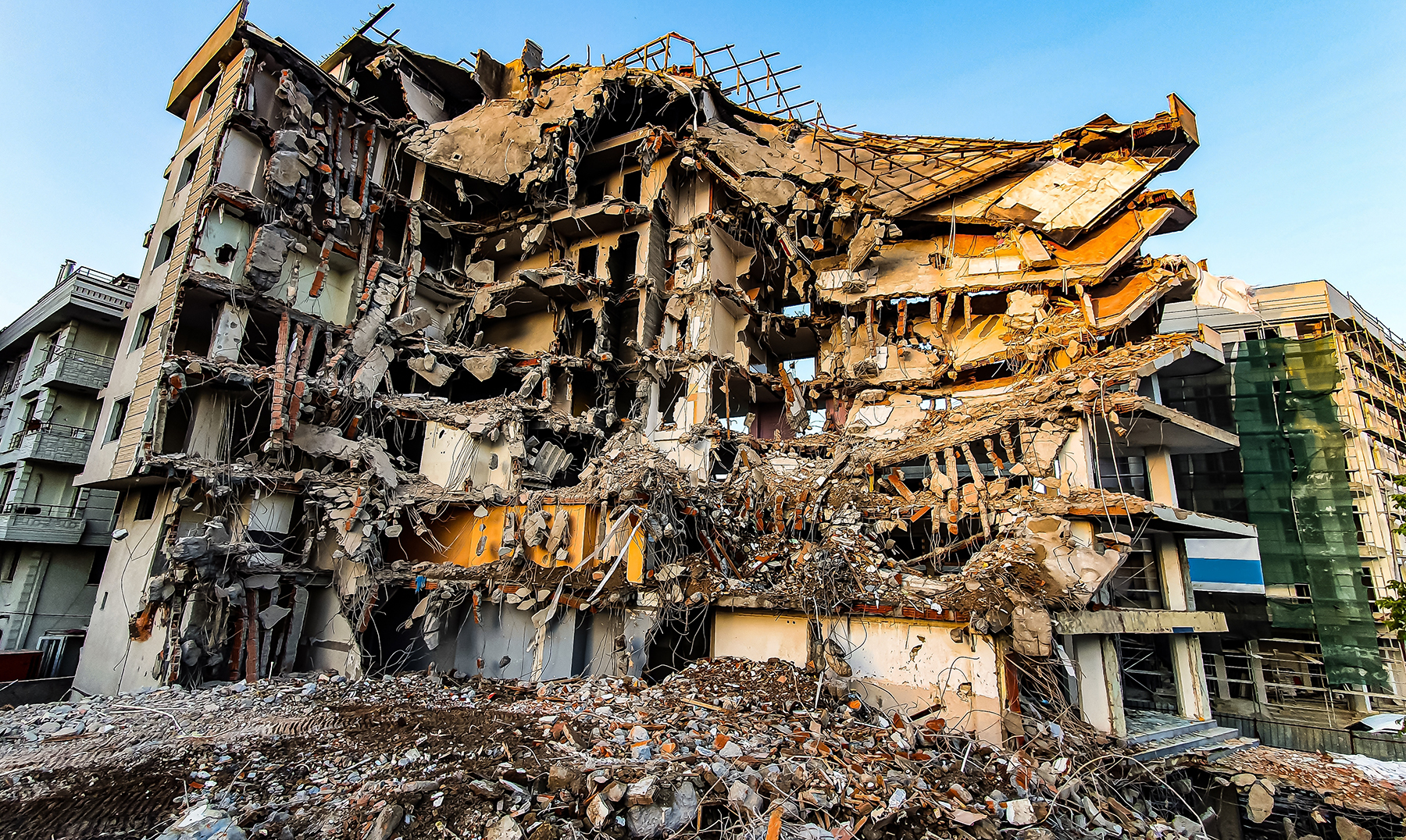 In many apartment buildings, like this one in Kahramanmaraş, the reinforced-concrete structure was not adequate in the face of the earthquake’s seismic forces. (Image courtesy twintyre/Shutterstock)