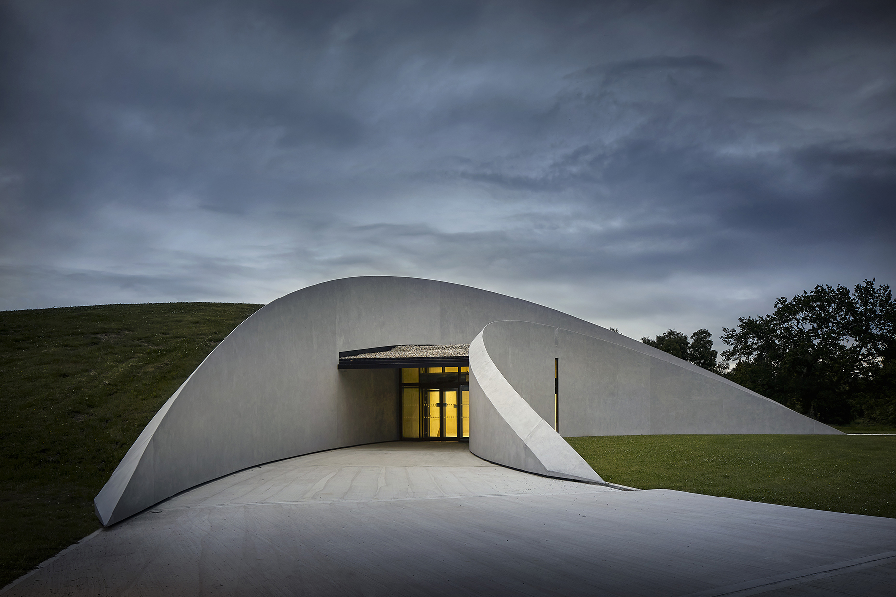 Curved walls lead to the main entrance. (Image courtesy of Hufton + Crow)