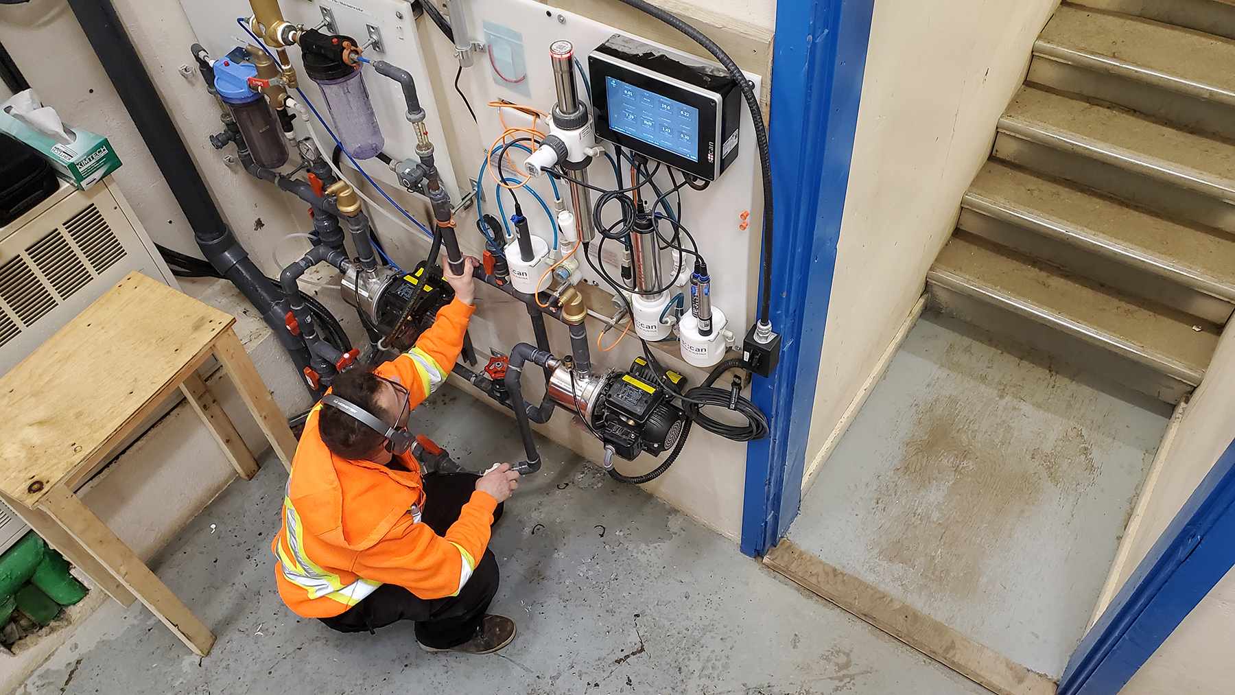 Charles Goss, Ph.D., the water team lead for global engineering firm WSP, calibrates the city of Iqaluit’s hydrocarbon monitoring system. (Image courtesy of WSP Canada Inc.)