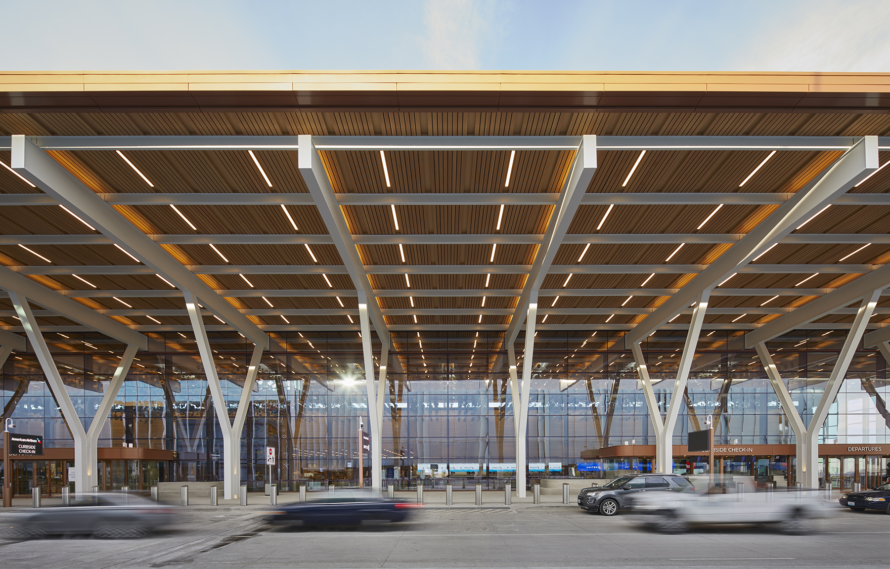 The new, $1.5 billion terminal building at Kansas City International Airport, which opened this year, replaces an outdated 1972 design with dramatically expanded spaces and a structurally expressive design. (Image courtesy of Lucas Blair Simpson/© SOM)