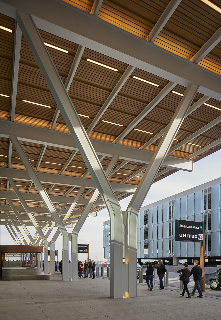 The airport’s cantilevered roof is supported by 25 Y-shaped columns that are 38 ft tall, which reduced the column’s touchdown space over the roadway. (Image courtesy of Lucas Blair Simpson/© SOM)