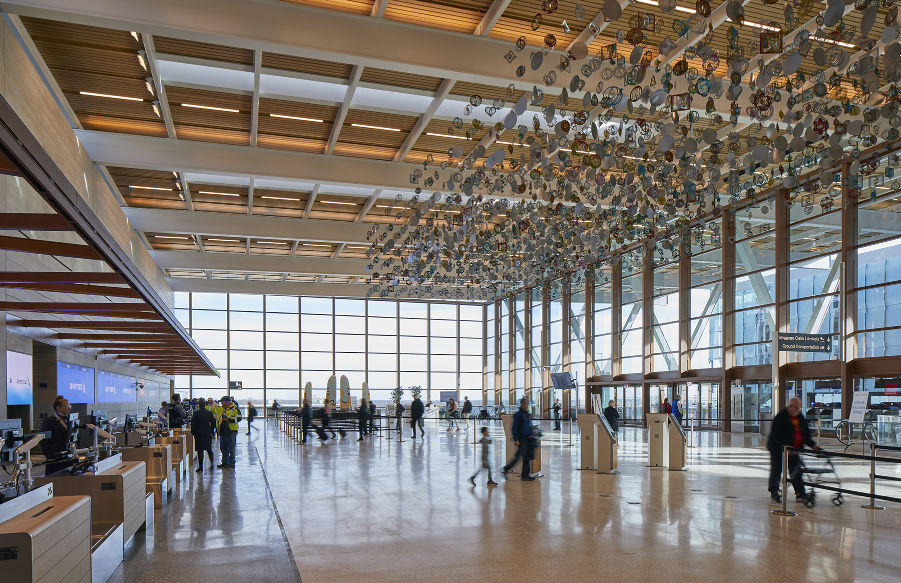 Natural wood ceilings are meant to impart a hardworking, pragmatic, and warm Midwestern touch to the airport’s design. (Image courtesy of Lucas Blair Simpson/© SOM)
