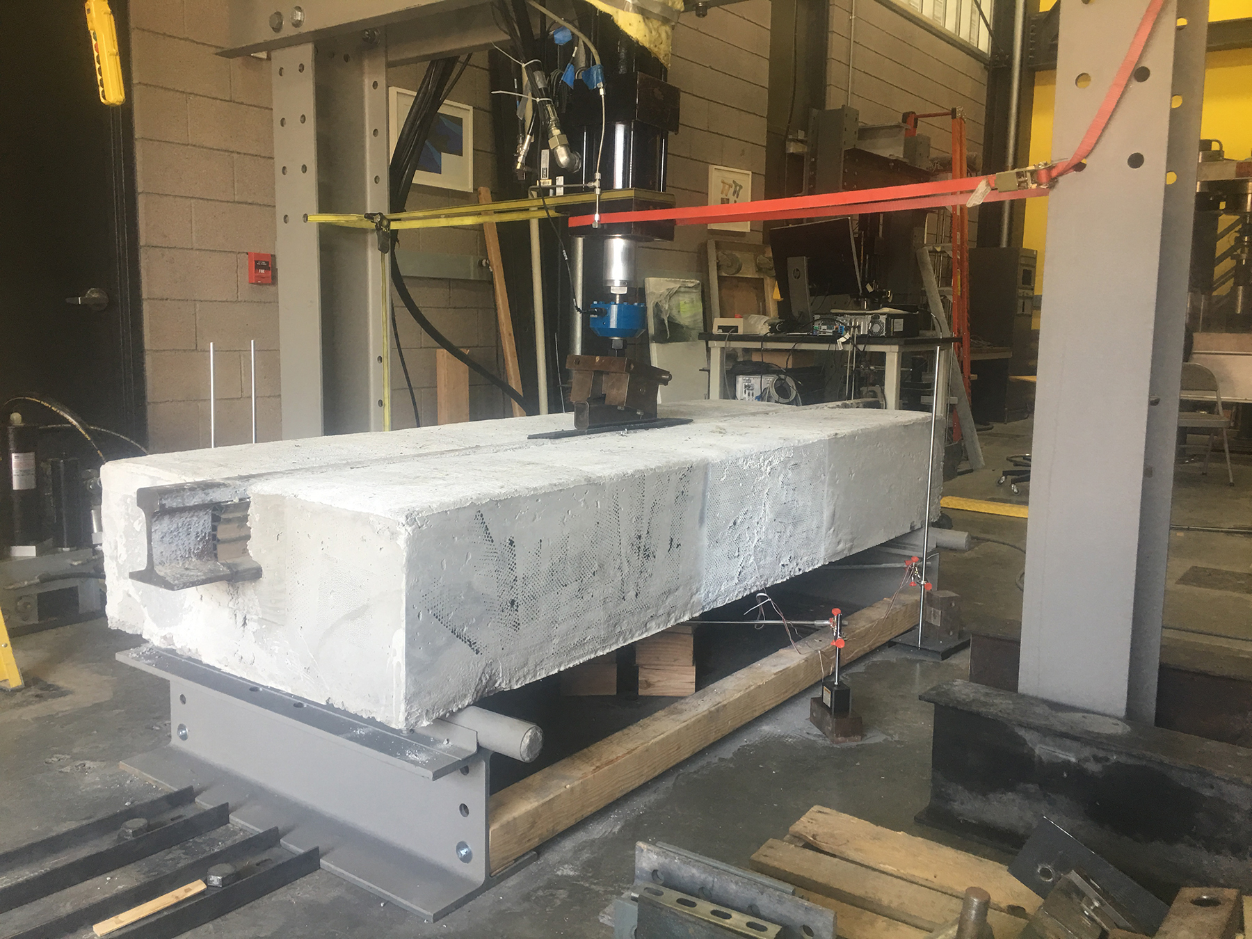 specimen undergoes bending flexural test