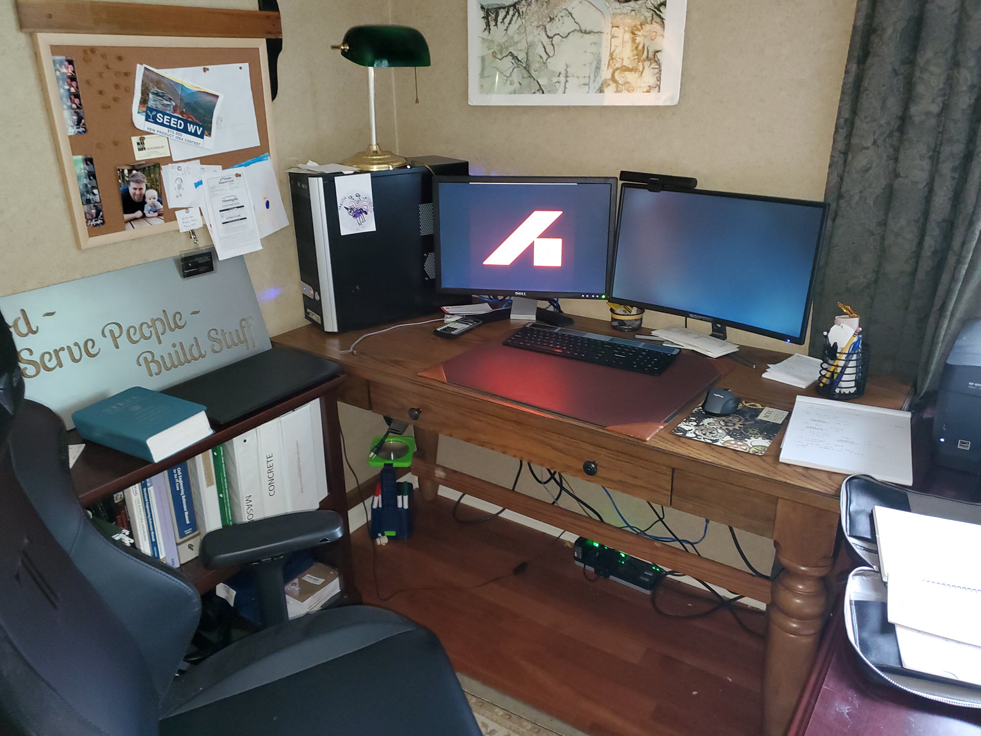 photo of Mike Howell's home office setup