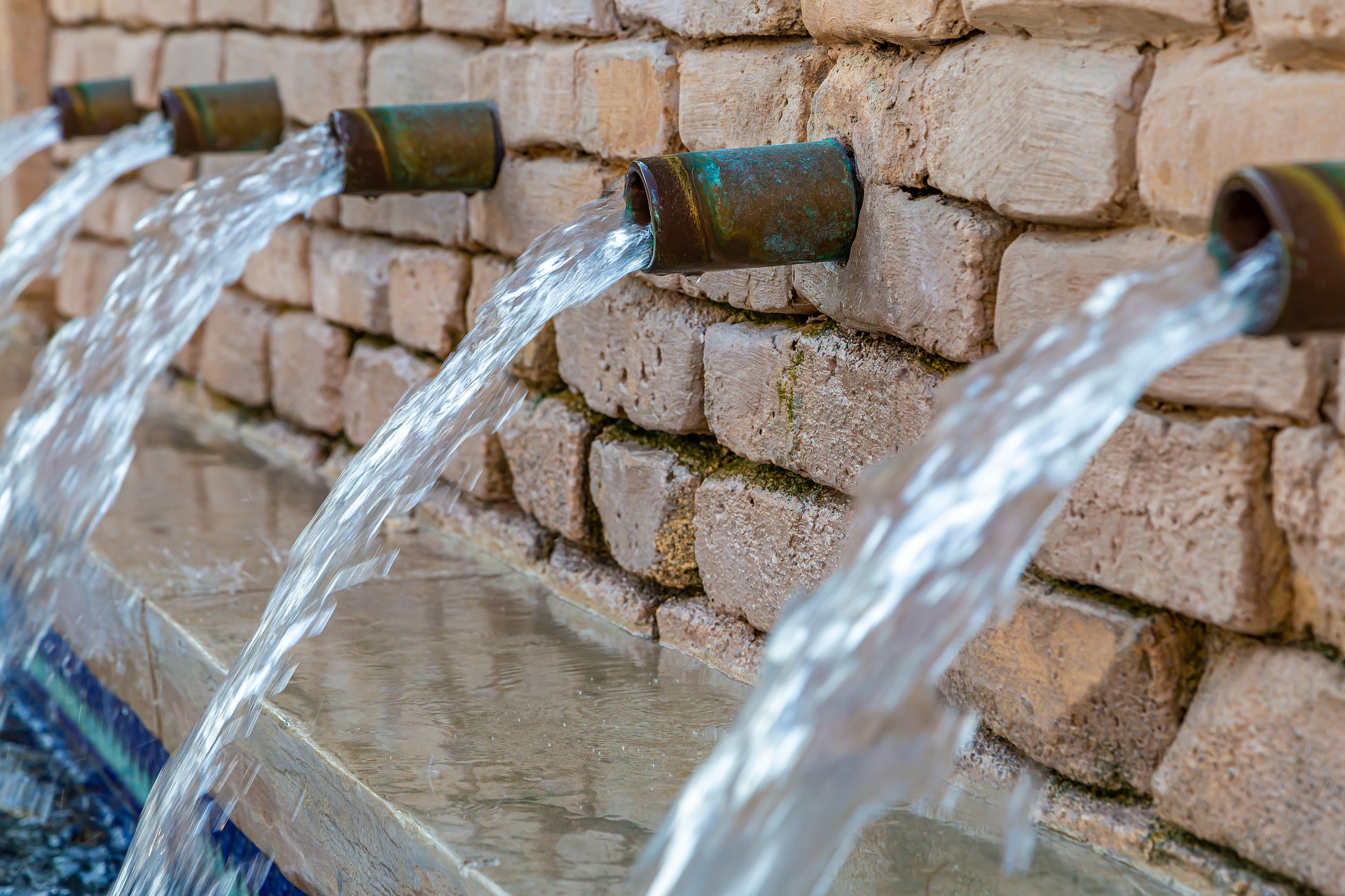 Работа текущей воды. Трубы для воды. Вода из водопровода. Водопроводная труба с водой. Вода из трубы.