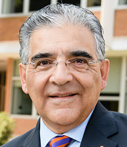 headshot of de la Garza