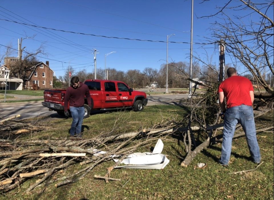 photo of ASCE students helping