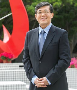 headshot of Wang