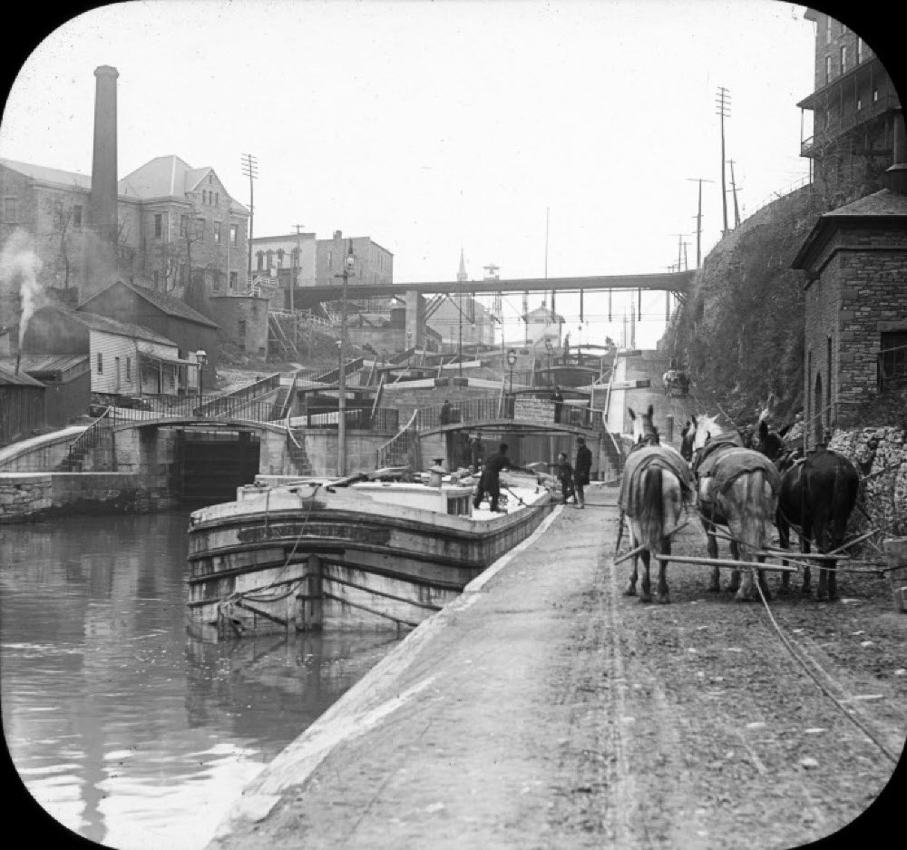 old photo of Erie Canal in Lockport, New York