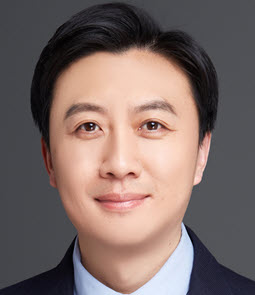 Headshot of Yi