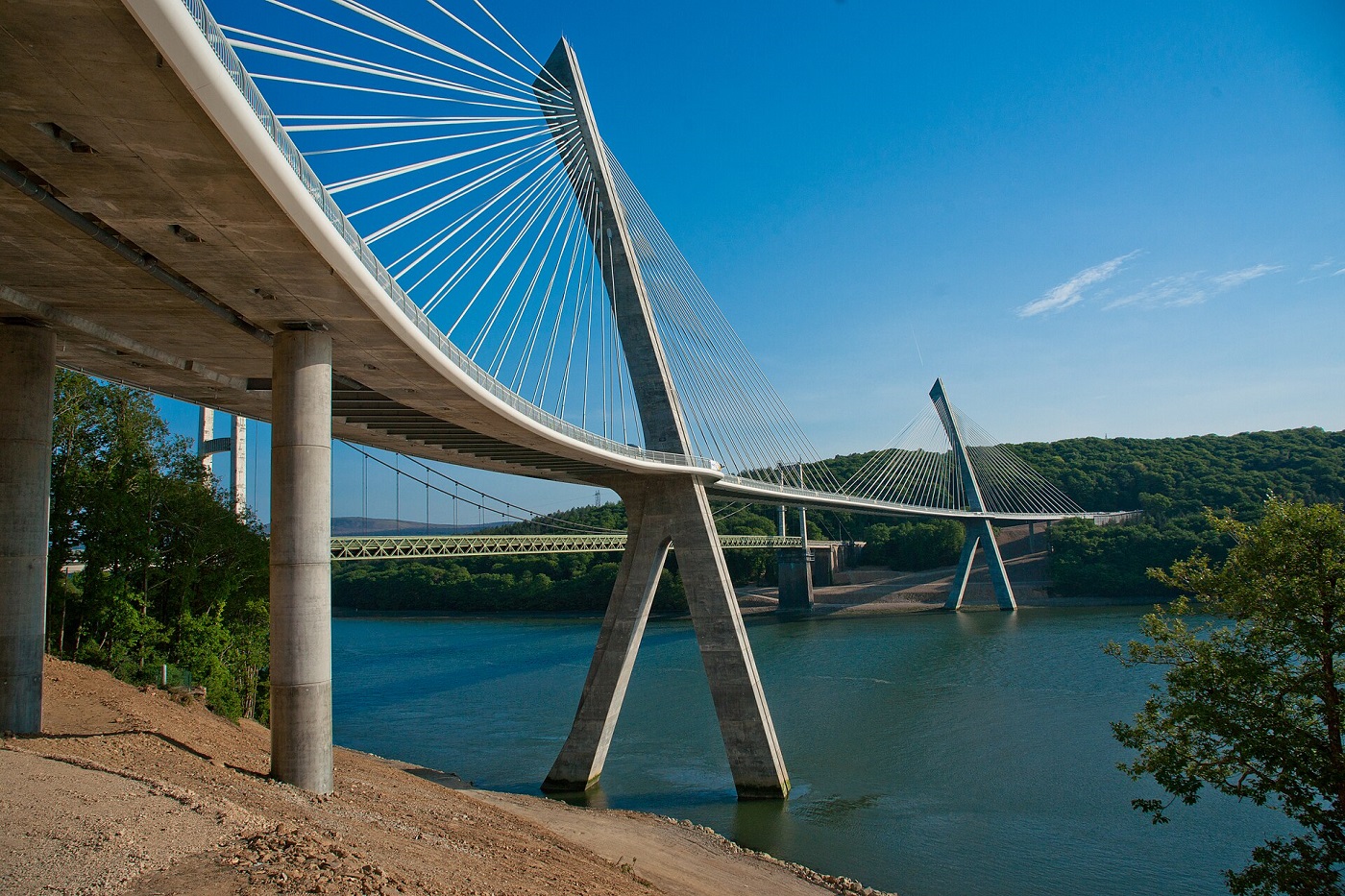 photo of Old and New Terenez Bridges (prior to demolition of original bridge).