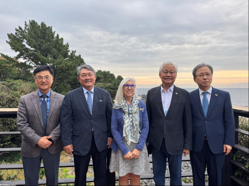 photo of Marsha Anderson Bomar with leaders from KSCE