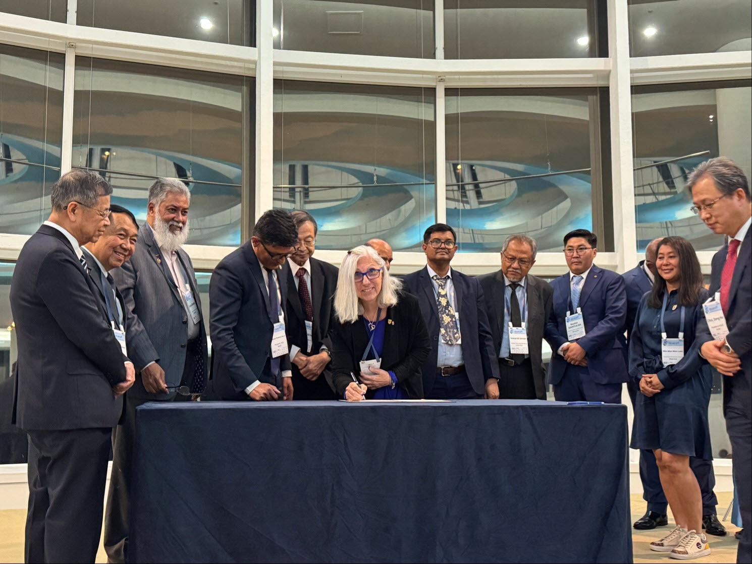photo of ASCE President Marsha Anderson Bomar signing agreement