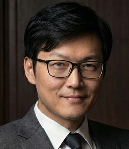 Headshot of Lee