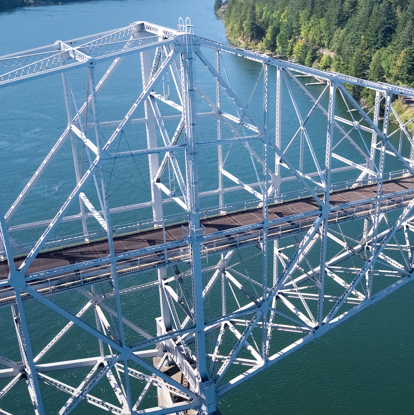 Bridge of the Gods cantilever through-truss bridge over Columbia River 
