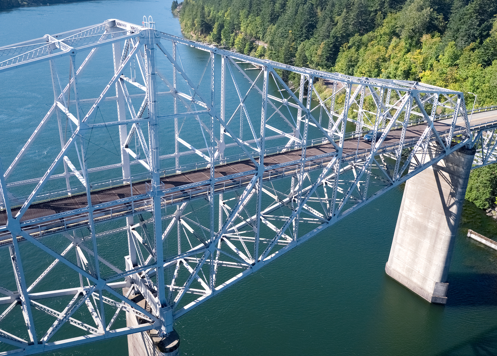 Bridge of the Gods cantilever through-truss bridge over Columbia River 